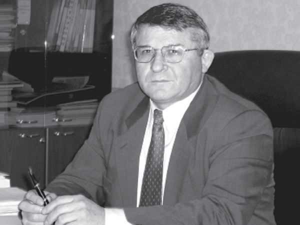 Виктор Гнездилов, 60 лет. Место рождения: деревня Зембрены Приморского края. Образование: Дальневосточный политехнический институт (1972 г.), специальность «инженер-механик». Карьера: последние 15 лет — мэр Находки, дважды (на выборах в 1996 и 2000 гг.) избирался на этот пост. В настоящее время является главой Ассоциации муниципальных образований Приморья, заместителем председателя Совета глав городов и районов края, членом правления Конгресса муниципальных образований России и правления Ассоциации малых и средних городов. Глава администрации города (с 1991 г.). Председатель горисполкома Находки (с 1987 г.) Работал в Находкинском горкоме партии. Мастер, старший мастер Приморского судоремонтного завода (1972 г.), там же слесарь-дизелист (1960-66 гг.). Состав семьи: жена, две дочери. Хобби: легкая атлетика, в свое время являлся победителем многих спортивных состязаний и чемпионов. Любимый исторический герой: Петр I. Главное личное достоинство: справедливость, доступность для населения. Главный недостаток: иногда не хватает жесткости. Заветные желания: сделать озеро Соленое визитной карточкой Находки, обустроить Находку. Фото из личного архива героя публикации |  «Депутатами становятся люди, далекие от политической жизни»