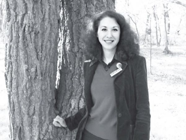 Кочеткова Евгения Анатольевна, 29 лет. Место рождения: Комсомольск-на-Амуре. Образование: Владивостокский государственный медицинский университет (1996 г.), клиническая ординатура (1998 г.), аспирантура (2000 г.). Научные степени: доктор медицинских наук, член европейского респираторного общества (2002 г.), кандидат медицинских наук (2000 г.). Место работы: врач Краевого центра профилактики и лечения остеопороза, ассистент кафедры пропедевтики внутренних болезней ВГМУ. Семейное положение: не замужем. |  «Сочетать деньги и самореализацию — игра высшей пробы»