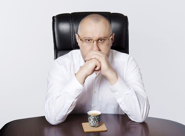 Просто я работаю директором…