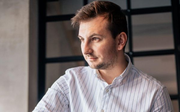 Иван Николаев, совладелец гастробара GUSTO.  Родился во Владивостоке. Окончил ДВГУ по специальности «Мировая экономика». С 2008 г. работал в качестве экономиста, позже коммерческого директора в ООО «Водный мир». В период 2013-2016 гг. занимал должность директора в строительной компании «ПромОборудование». В 2012 г. вместе с братьями открыл пекарню Pie Family, в 2016 г. – гастробар GUSTO. В 2018 г. основал школу сомелье Wine.365. фото: предоставил И. Николаев |  «По неопытности мы потеряли много людей»