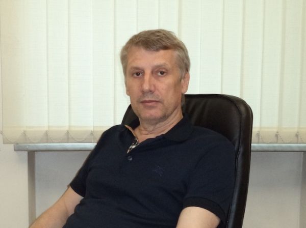 Олег Пикалов, генеральный директор ООО «Конус». Родился в г. Арсеньеве в 1963 г., учился в школе № 8. В 1985 г. окончил факультет радиоэлектроники и приборостроения Политехнического института им. Куйбышева, в 2003 г. окончил Московский инженерно-строительный институт по специальности «инженер-строитель». 1985–1990 гг. — инженер на авиастроительном заводе «Прогресс», в 1987–1990 гг. — заместитель секретаря комсомольской организации «Прогресса» по идеологии, с 1991 г. — генеральный директор компании «Конус». Фото: К. Сергеев |  «Почему Владивосток до сих пор не Гонконг?»