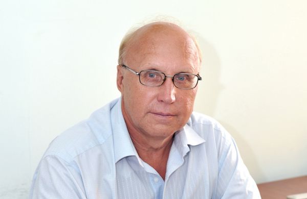 Виталий Номоконов, профессор кафедры уголовного права и криминологии ДВФУ, доктор юридических наук, директор Центра по изучению организованной преступности. В 1971 г. окончил ДВГУ по специальности «юриспруденция». Очная аспирантура ДВГУ (1971–1974 гг.), докторантура в ДВГУ (1989–1991 гг.). В ДВГУ работает с 1974 г., начинал с должности ассистента. В 1975–1989 гг. — заместитель декана юридического факультета ДВГУ, в 1996–2011 гг. — заместитель директора Юридического института ДВГУ по научной работе. Является автором более 350 научных, учебных, публицистических и учебно-методических трудов. ФОТО: предоставил В. Номоконов |  «Создают преступные сообщества прямо в чиновничьих кабинетах»