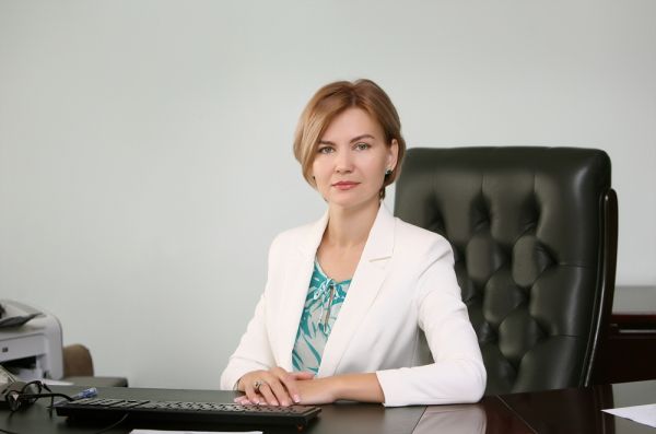 Марина Соколова, кандидат экономических наук, член Национальной ассоциации концессионеров и долгосрочных инвесторов, директор Приморского филиала «Российской академии народного хозяйства и государственной службы при президенте» (РАНХиГС). Родилась во Владивостоке 18 июля 1978 г., училась в школах № 10, 51, 17. В 2000 г. закончила Дальневосточный коммерческий институт по специальности «государственное и муниципальное управление (ГМУ)». С 2001 г. работала в комитете экономического планирования администрации Приморского края, последняя должность — главный консультант отдела региональной экономики департамента экономического развития, в 2010–2015 гг.— заведующая кафедрой государственного и муниципального управления ВГУЭС, в 2015–2019 гг. — начальник управления экономического развития и предпринимательства администрации Владивостока, с августа 2019 г.— директор филиала РАНХиГС в Приморском крае. Замужем, двое детей. Фото: К. Сергеев |  «В органах власти нет женщин, там есть чиновники»