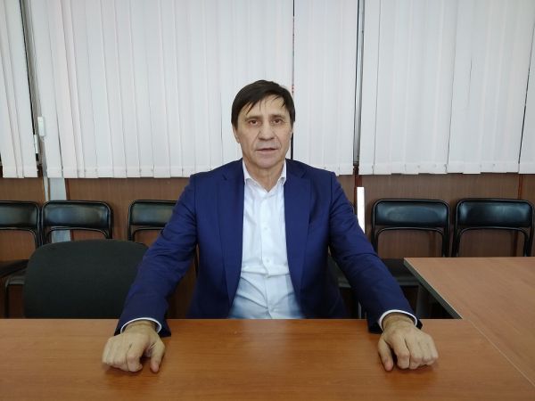 Анатолий Коптев, президент Федерации бокса Приморского края. Родился 18 марта 1958 г. во Владивостоке. Учился в школе № 25. Окончил Хабаровский институт физической культуры в 1985?г. Мастер спорта международного класса. Победитель первенства СССР среди юношей (1975 г.), Молодежного первенства СССР (1976 г.), Вторых Всесоюзных молодежных игр (1977 г.), Спартакиады народов СССР (1979 г.), чемпион ВС СССР (1980, 1982 гг.), победитель чемпионата спортивного комитета дружественных армий Варшавского договора (1983 г.), чемпион турнира сильнейших боксеров ВС СССР (1984, 1985 гг.). Двукратный чемпион СССР (1979 г. — 75 кг, 1982 г. — 81 кг). В 1977–2006 гг. служил в рядах Вооруженных сил. С 2004 г. — президент Федерации бокса Приморского края, член исполкома Федерации бокса России. Учредитель ряда коммерческих структур. Имеет государственные награды. Женат, три дочери и сын. Фото: К. Сергеев |  «Спортсмены в крышевании не участвуют»
