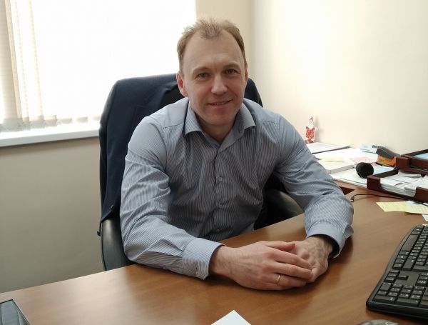 Андрей Мищенко, генеральный директор резидента «Сколково» ООО «Ронда Софтваре». Родился в 1975 г. в Хабаровске. Окончил факультет математики и компьютерных наук ДВГУ в 1997 г. по специальности «системное программирование». 1997–2000 гг. — аспирантура в Институте автоматики и процессов управления ДВО РАН, в 1997–2002 гг. — младший научный сотрудник в лаборатории экспертных систем. С 1998 г. работает в компании ООО «Ронда лимитед», с 2015 г. является генеральным директором ООО «Ронда Софтваре». Женат, двое детей. |  «Никто не сможет часами смотреть на экраны и ждать, пока что-то произойдет»