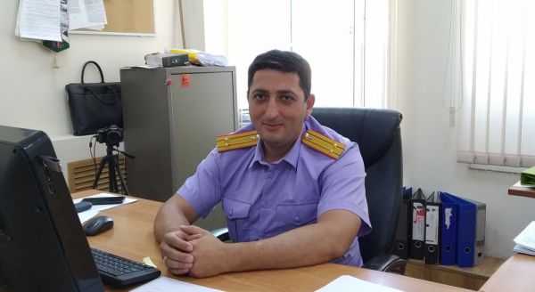 Эдуард Дасини, заместитель руководителя отдела по особо важным делам СУ СК на транспорте. Родился 8 октября 1978 г. в Тбилиси, Грузинская СССР, учился в школе № 105. В 2003 г. окончил юридический факультет ДВГУ, экономический факультет ДВФУ, как специалист по налогам и налогобложнению. Следователь, старший следователь полиции Первомайского РОВД, следователь отдела ОБЭП следственной части УВД по Приморскому краю. С 2012 г. – следователь по особо важным делам СКР по Приморскому краю, с 2015 г. – заместитель руководителя отдела по особо важным делам СУ СК на транспорте. Женат, есть сын. фото: К. Сергеев |  «Преступник сдается под тяжестью улик»