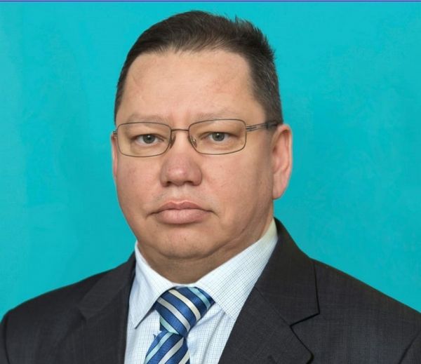 Руслан Кадыров, кандидат психологических наук, доцент, заведующий кафедрой общепсихологических дисциплин Тихоокеанского государственного медицинского университета, директор ООО «Центр клинической и прикладной психологии», подполковник запаса, держатель сертификата EuroPsy по специальностям «педагогическая психология» (Education) / «клиническая психология» (Clinical and health). Сертифицированный схема-терапевт и EMDR-терапевт. Родился в г. Умани УССР в 1972 г., учился в военной спецшколе в г. Душанбе, в 1993 г. окончил Киевское военно-морское училище по специальности «социальный педагог-психолог», в 2007 г. — ВГМУ по специальности «психолог, клинический психолог, преподаватель психологии». В 1993–1999 г.г. — проходил службу в дивизии морской пехоты ТОФ, последняя должность — заместитель командира десантно-штурмового батальона морской пехоты, затем — офицер, преподаватель ТОВВМУ им. С. О. Макарова, ТГМУ. Женат, имеет двух дочерей. Награды: Орден мужества, медали «За отвагу», «За отличие в воинской службе» I степени, почетные грамоты министров здравоохранения и образования РФ. ФОТО: предоставил Р. Кадыров |  «Всплеск ухудшения психического здоровья ожидаем»
