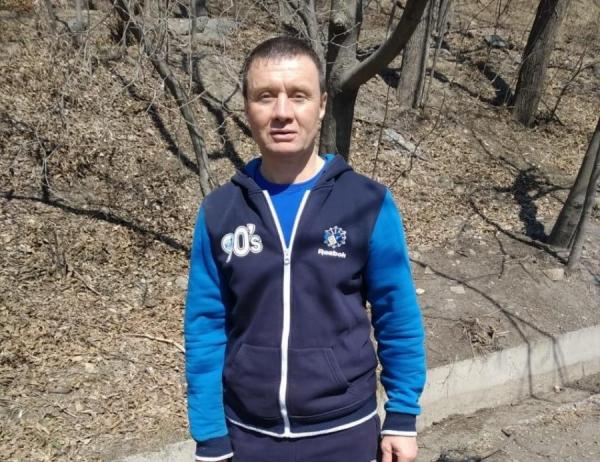 Павел Веретельников, директор МБУ «Спортивная школа г. Владивостока по различным видам спорта». Родился в 1968 г. во Владивостоке. Учился в школе № 44, в 1987 г. окончил Дальневосточный энергетический техникум, специальность «промышленное и гражданское строительство», в 2011 г. — ДВФУ по программе «промышленное и гражданское строительство», в 2018 г. — ДВФУ по профилю «менеджер, тренер в области физкультуры и спорта». В 1987–89 гг. — служба в Советской армии. Работал начальником безопасности гостиницы «Меридиан», инструктором по боксу в клубе «Мастер Джим», президентом АНО «Спортивный клуб «АВЕНИР», был учредителем ряда коммерческих структур. ФОТО: К. Сергеев |  «Голова боксеру нужна не только для боя»