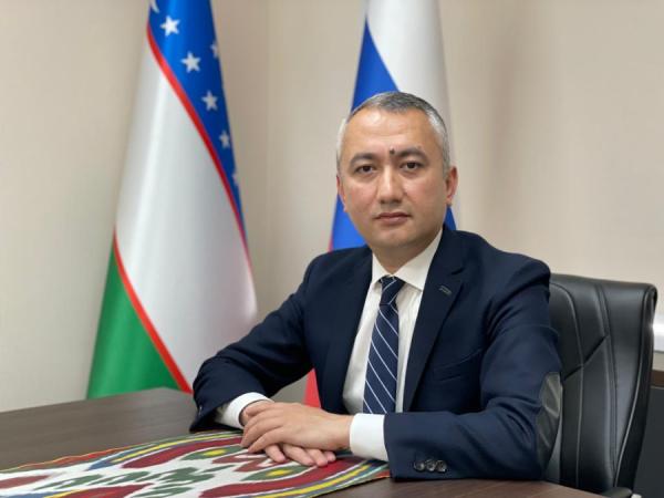 Рустам Исмаилов, генеральный консул Республики Узбекистан во Владивостоке. Родился в Сырдарьинской области Республики Узбекистан, окончил Университет мировой экономики и дипломатии в Ташкенте. Карьеру в министерстве иностранных дел начинал с должности референта. Через три года был направлен вице-консулом в Грецию, в Афины, где работал четыре года. Затем четыре года работал консулом в посольстве Узбекистана в Великобритании, в Лондоне. В 2019 г. возглавил Генеральное консульство Республики Узбекистан во Владивостоке. ФОТО: предоставил Р. Исмаилов |  «У дипломатов много общего с мигрантами»