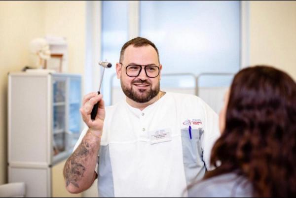 Сергей Павлинич, доктор медицинских наук, врач-невролог, мануальный терапевт, психолог Pacific International Hospital. Окончил в 2002 г. ВГМУ — «лечебное дело»; в 2003 г. ВГМУ — «клиническую интернатуру по неврологии». В 2006 г. защитил кандидатскую диссертацию в Москве. Длительное время работал в Харбине (Китай), где в 2013 г. успешно защитил ученую степень доктора наук. С 2014 г. работал: в ДВФУ, в поликлиническом отделении военно-морского госпиталя ТОФ, в международной многопрофильной больнице Falck. C 2021 г. по настоящее время — в Pacific International Hospital. В 2020 г. получил диплом о профессиональной переподготовке по специальностям: «Нейропсихология», «Психология» в АНО ДПО «УрИПКиП» (г. Пермь). Член Ассоциации когнитивно-поведенческой психотерапии и Европейского общества неврологов. ФОТО: предоставил С. Павлинич |  «Страхи человека уходят корнями в глубокое детство»