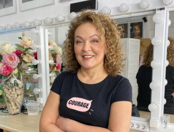 Елена Пахомова, соосновательница и совладелица компании «Провиант». По первому образованию педагог начальных классов. Работала учителем около двух лет. В конце 90-х занялась торговлей. Окончила Хабаровский университет экономики и права по специальности «управление». В 2015 г. совместно с мужем Андреем Пахомовым открыла сырное производство в селе Алексей-Никольском Приморского края. ФОТО: предоставила Е. Пахомова |  «Сыроварение — это творческий процесс»