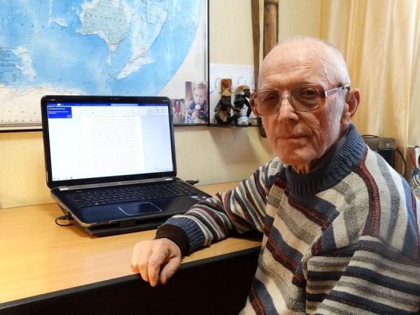 Леонид Виноградов, родился в Нижнем Тагиле в 1944 г. Работал на Уралвагонзаводе токарем, фрезеровщиком, корреспондентом заводской многотиражной газеты «Машиностроитель». В 1971 г. переехал в Приморье, два года ходил в моря на траулере Находкинской базы активного морского рыболовства. Заочно окончил филологический факультет отделения журналистики ДВГУ. В 1975 г. перешел в газету «Находкинский рабочий», после нее 33 года был собственным корреспондентом ТАСС по Приморскому краю и Сахалинской области. В 2001 г. помогал полпреду президента в ДФО Константину Пуликовскому в написании книги «Восточный экспресс» о его поездке по России совместно с главой КНДР Ким Чен Иром. В 2002 г. сопровождал северокорейского лидера в его поездке по Дальнему Востоку. Автор четырех документальных книг, изданных по инициативе Дальневосточной региональной организации Российского профсоюза моряков. Также в литературном активе Л. Н. Виноградова англо-русский разговорник «Английский каждый день», написанный с друзьями из Новой Зеландии, и книга «Находка теннисная и ее друзья», над которой он работал вместе с Иваном Воробьевым. ФОТО: Ю. Пивненко |  «Бумажная книга очень выручает в такие моменты»
