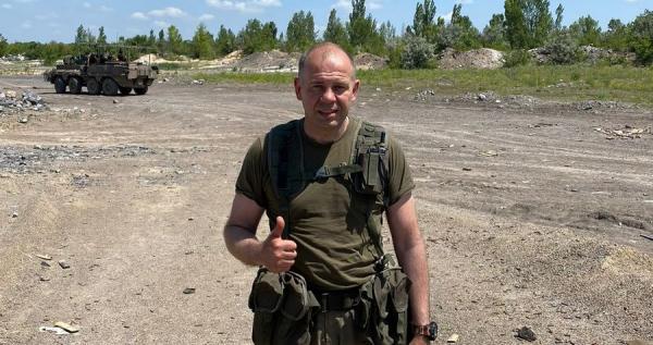 Виктор Тарабарин, депутат Думы г. Владивостока, член комитета по местному самоуправлению, законности и развитию институтов гражданского общества, президент Федерации кикбоксинга по Приморскому краю. Родился 29 октября 1976 г. в Дальнегорске. Проходил службу в Воздушно-десантных войсках Российских Вооруженных сил, заместитель командира взвода. Образование: Дальнегорский СПТУ № 25, специальность — столяр, плотник строительный, паркетчик IV разряда; Дальнегорский индустриальный техникум, специальность «строитель»; Дальневосточный государственный технический рыбохозяйственный университет, специальность «экономика и управление на предприятии»; Открытый московский юридический институт, специальность «юриспруденция». Карьера: работал в ОАО «Тайга», строительной компании ООО «Вымперг», был заместителем начальника управления муниципального имущества, градостроительства и архитектуры администрации Владивостока и заместителем генерального директора ООО «Мортранс». В настоящее время также является председателем совета Приморского краевого отделения Всероссийской общественной организации ветеранов «Боевое братство». Кандидат в мастера спорта по боксу, участник СВО, многодетный отец. ФОТО: предоставил В. Тарабарин |  «В жизни как на войне»
