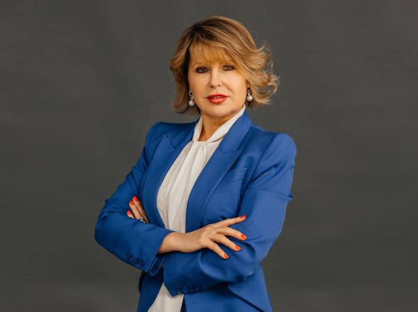 Татьяна Терентьева, ректор ВВГУ, доктор экономических наук, профессор. Выпускница Дальневосточного технического института рыбной промышленности и хозяйства по специальности «Экономика и организация промышленности и продовольственных товаров», специалитет.   С 1996 г. работает в ВВГУ (ВГУЭС) в должности старшего преподавателя, заведующей кафедрой, проректора по научно-исследовательской работе, первого проректора, с 2015 г. – ректор. За  достижения в области образования и науки Татьяне Терентьевой присвоено звание «Почетный работник высшего профессионального образования Российской Федерации». Фото Натальи Марченко-Скрипка |  «Университет преображается, не изменяя традициям»