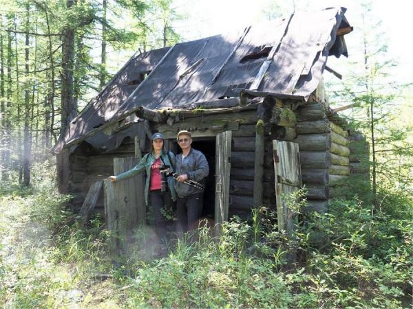 Юрий и Екатерина Шараповы — авторы фильмов о дикой природе, снятых в национальном парке «Бикин». Юрий — писатель, окончил Литературный институт имени А. М. Горького. Занимался бизнесом, построил здание, которое более четверти века арендовало американское консульство во Владивостоке. Автор книг «Мыс Гамова», «Одо Мафа» и других. Екатерина — выпускница Восточного факультета ДВГУ, успешная, как у нас нынче говорят, бизнесвумен. В марте семья Шараповых вдруг решила выпустить книгу для детей «Сказки реки Бикин». Юрий и Екатерина по собственной инициативе решили реализовать проект, посвященный популяризации дикой природы Приморского края. Это книги и фильмы. За время своих таежных экспедиций они сняли больше 12 терабайт уникальных материалов о заповедных территориях Дальнего Востока и уверены, что могут сделать фильм, который вполне потянет на «Оскара». ФОТО: предоставили Юрий и Екатерина Шараповы |  «Съемки дикой природы – это вовсе не воскресное развлечение»
