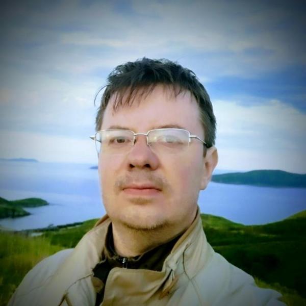 Максим Кивва. Родился в 1979 г. в Реутове, где учился в школе № 2, окончил Российскую экономическую академию им. Плеханова в 2001 г. по профессии «маркетолог», защитил кандидатскую диссертацию. Сотрудник консалтинговой фирмы при академии (2000–2001 гг.), преподаватель, директор гостиницы для кошек в Москве с 2000 г. по настоящее время. |  «Малый бизнес сегодня — это субкультура»