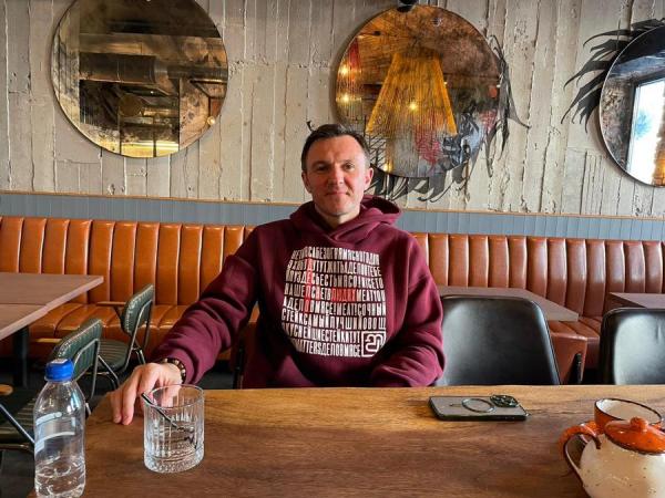 Руслан Стогней, ресторатор. Родился во Владивостоке. Первое образование юридическое, второе — финансовое, третье — Executive MBA в РАНХиГС (Российская академия народного хозяйства и Государственной службы, Москва). Начинал юристом в адвокатском бюро. Затем стал помощником директора по юридическим вопросам в «Феско-холл» и уже через полгода, в свои 24, стал директором «Феско-холла». Там проработал семь лет. Параллельно начал развиваться свой бизнес — автостоянки. В 2010 г. с партнером открыл первый на Дальнем Востоке дилерский центр Chevrolet и Opel, позже занялся ресторанным бизнесом. Ему принадлежат рестораны «Дело в мясе», пиццерии Sicilian, seafood bar «Ракушка», лаундж-бар «Кабинет», доставка японской кухни Kaizen и самый молодой проект — мясное бистро «Митя» на владивостокском Арбате. ФОТО: М. Стеблянко |  «Ресторанный бизнес держит меня в тонусе»