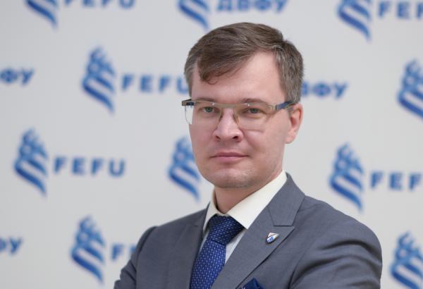 Евгений Власов, проректор по международным отношениям ДВФУ. Родился 21 августа 1987 г. во Владивостоке. Учился в гимназии № 2, в 2011 г. окончил Восточный институт ДВФУ, специализация «Востоковедение, африканистика». В 2008–2011 г. работал переводчиком в администрации Владивостока, в 2011–2018 гг. — преподавателем кафедры Тихоокеанской Азии, заместителем по развитию Восточного института — Школы региональных и международных исследований. В 2017–2022 г. — заместитель проректора по международным отношениям, в 2022 г. назначен проректором по международным отношениям и директором Восточного института ДВФУ. С 2022 г. — председатель правления Приморской краевой общественной организации «Общество дружбы с Вьетнамом». Фото: пресс-служба ДВФУ |  «Россиянам не хватает культовости»