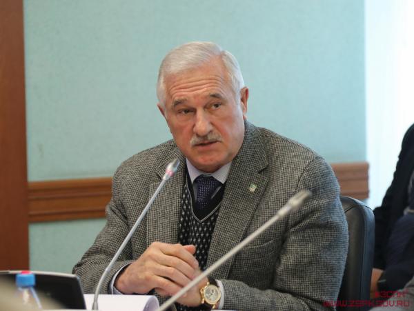 Константин Сиденко, адмирал в отставке, депутат Законодательного собрания Приморского края, президент Федерации зимнего плавания России, председатель Владивостокского морского собрания, директор филиала ООО «Росатом Логистика» во Владивостоке.  Родился в 1953 г. в Хабаровске. В 1975 г. окончил ТОВВМУ им. С.О. Макарова, затем Военно-морскую академию, после окончания Военной академии Генштаба ВС РФ в 1994 г. назначен командиром 45-й дивизии подводных лодок. За время службы на подводных лодках, за 24 года, прошел все ступени от командира минно-торпедной боевой части АПЛ до командира дивизии и начальника флотилии атомных подводных лодок. Затем был назначен командующим войсками и силами на северо-востоке.  С апреля 2002 г. — начальник штаба — первый заместитель командующего ТОФ. С мая 2006 г. — командующий Балтийским флотом. С декабря 2007 г. — командующий ТОФ. С 2010 г. – командующий войсками Восточного военного округа. В 2011 г. был избран депутатом Госдумы по списку «Единой России», но отдал должность другому выбранному кандидату, оставшись служить на должности командующего ВВО. В 2014 г., по окончании службы в Минобороны, назначен директором Дальневосточного центра по обращению с радиоактивными отходами.  С 5 февраля 2020 г. генеральный директор ФГУП «РосРАО» Госкорпорации «Росатом», с 31 июля 2020 г. по 2022 г. - генеральный директор ФГУП «Федеральный экологический оператор». В сентябре 2024 г. избран депутатом Заксобрания Приморья. ФОТО: пресс-служба ЗС ПК |  «Мы должны отодвинуть военные угрозы от своей границы»